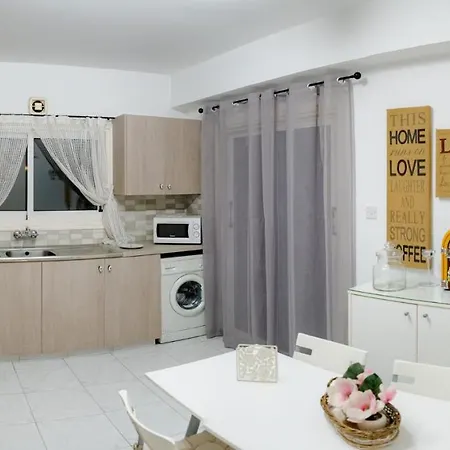 Angela's Luxury Apartment Larnaca